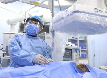 手术室中，一名外科医生在进行手术